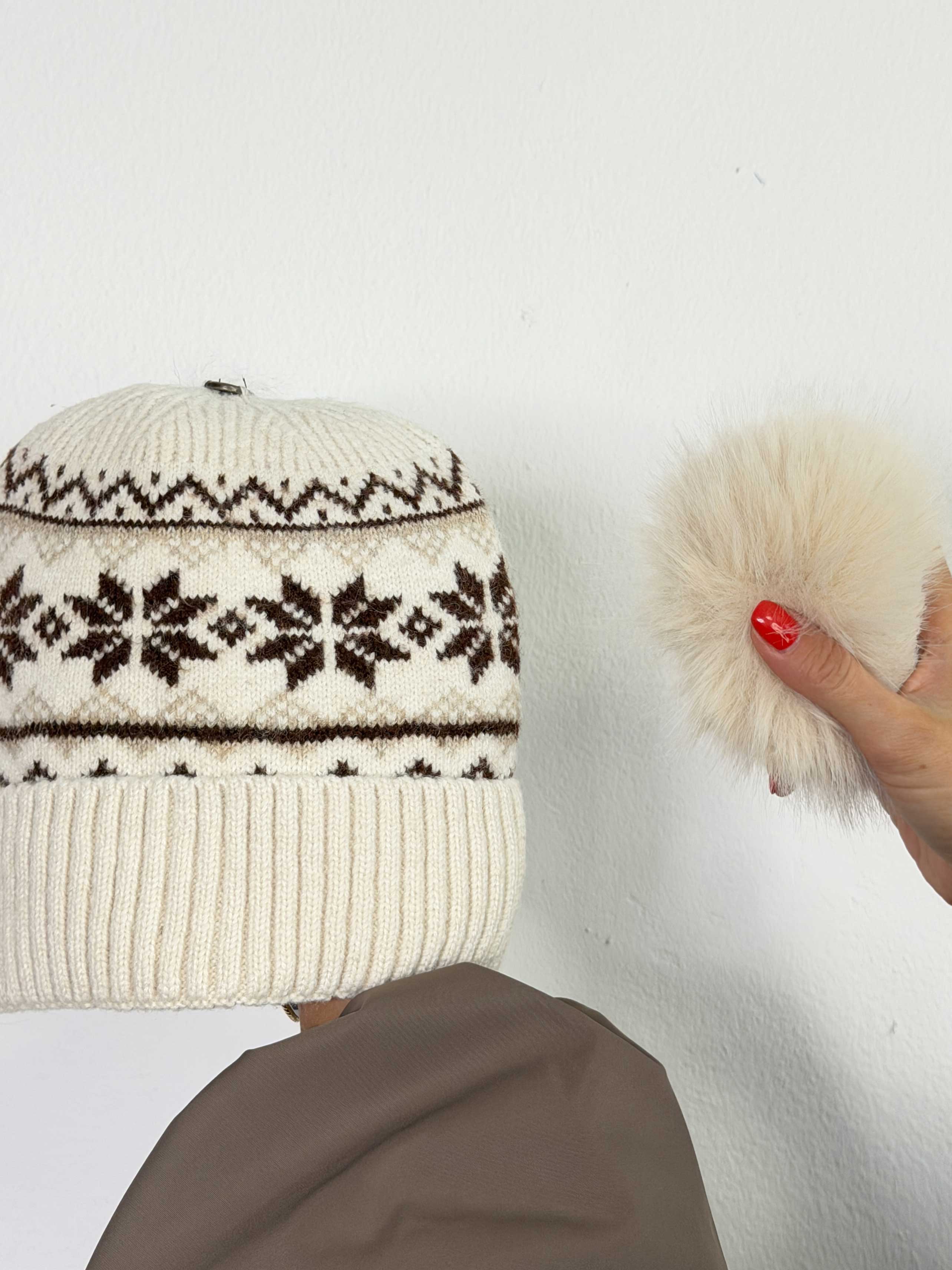 Ilone - Sød strikhue med nordisk mønster og blød faux fur kvast